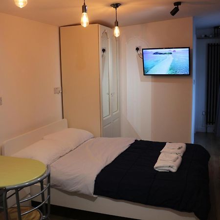 Self Contained, Double Bed Studio, Private Kitchen, Private Bath, Walking Distance To Harry Potter Watford  Zewnętrze zdjęcie