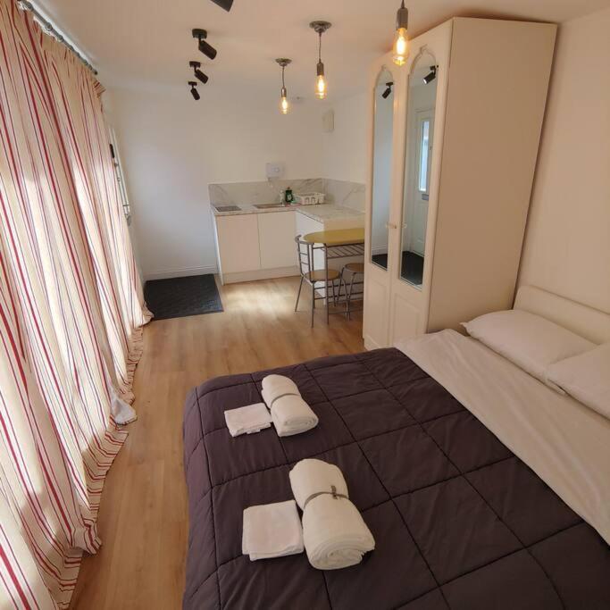Self Contained, Double Bed Studio, Private Kitchen, Private Bath, Walking Distance To Harry Potter Watford  Zewnętrze zdjęcie