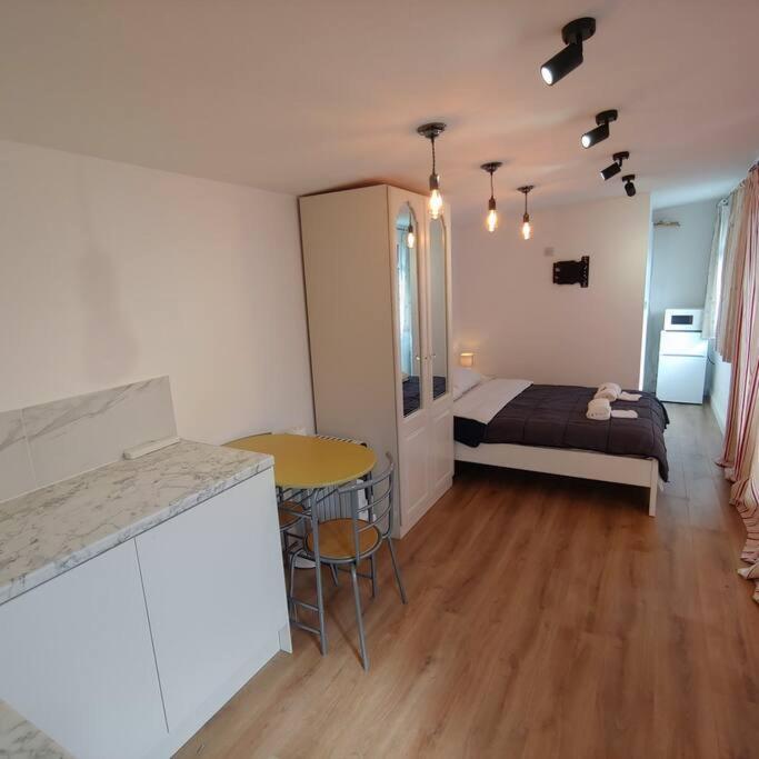 Self Contained, Double Bed Studio, Private Kitchen, Private Bath, Walking Distance To Harry Potter Watford  Zewnętrze zdjęcie