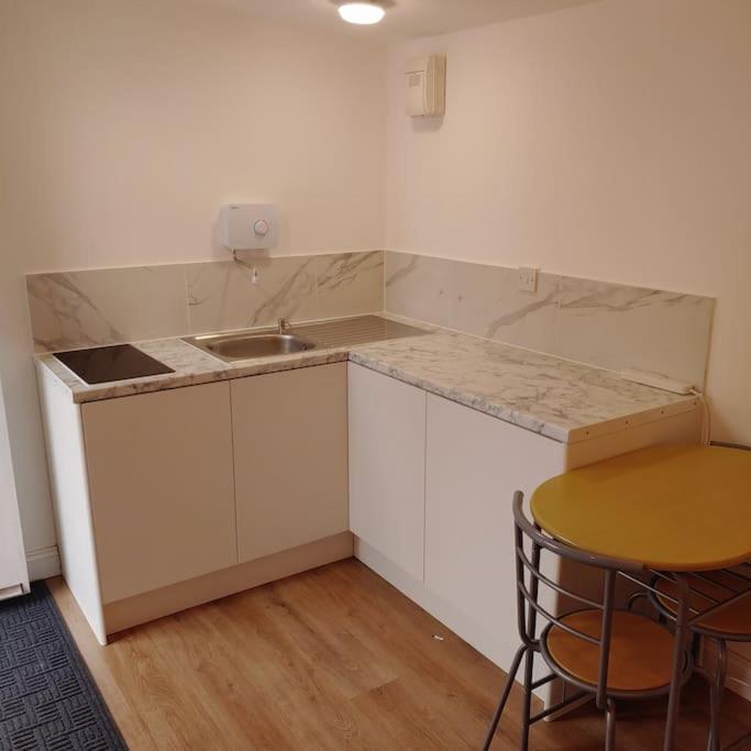 Self Contained, Double Bed Studio, Private Kitchen, Private Bath, Walking Distance To Harry Potter Watford  Zewnętrze zdjęcie