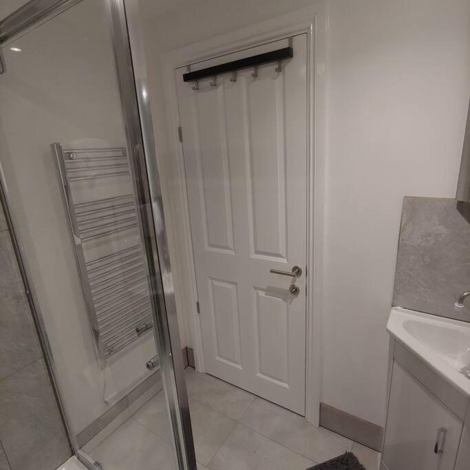 Self Contained, Double Bed Studio, Private Kitchen, Private Bath, Walking Distance To Harry Potter Watford  Zewnętrze zdjęcie