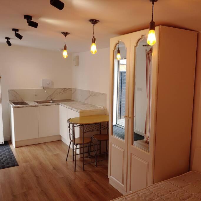 Self Contained, Double Bed Studio, Private Kitchen, Private Bath, Walking Distance To Harry Potter Watford  Zewnętrze zdjęcie