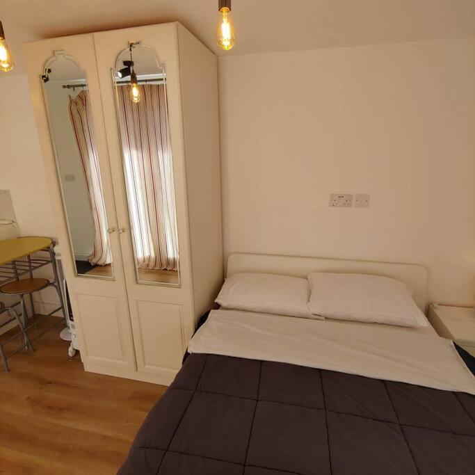 Self Contained, Double Bed Studio, Private Kitchen, Private Bath, Walking Distance To Harry Potter Watford  Zewnętrze zdjęcie