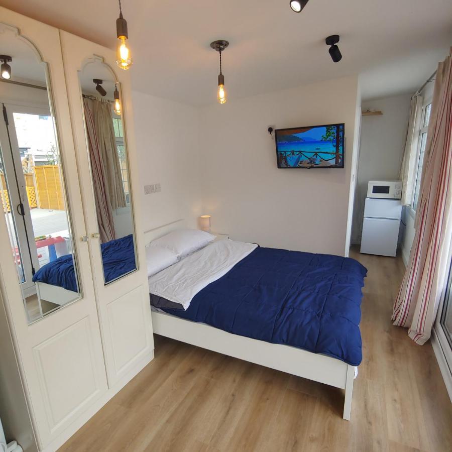 Self Contained, Double Bed Studio, Private Kitchen, Private Bath, Walking Distance To Harry Potter Watford  Zewnętrze zdjęcie
