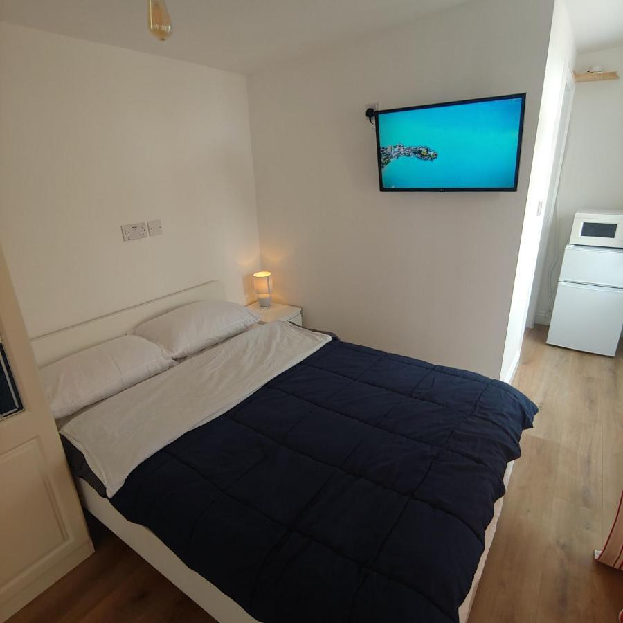 Self Contained, Double Bed Studio, Private Kitchen, Private Bath, Walking Distance To Harry Potter Watford  Zewnętrze zdjęcie