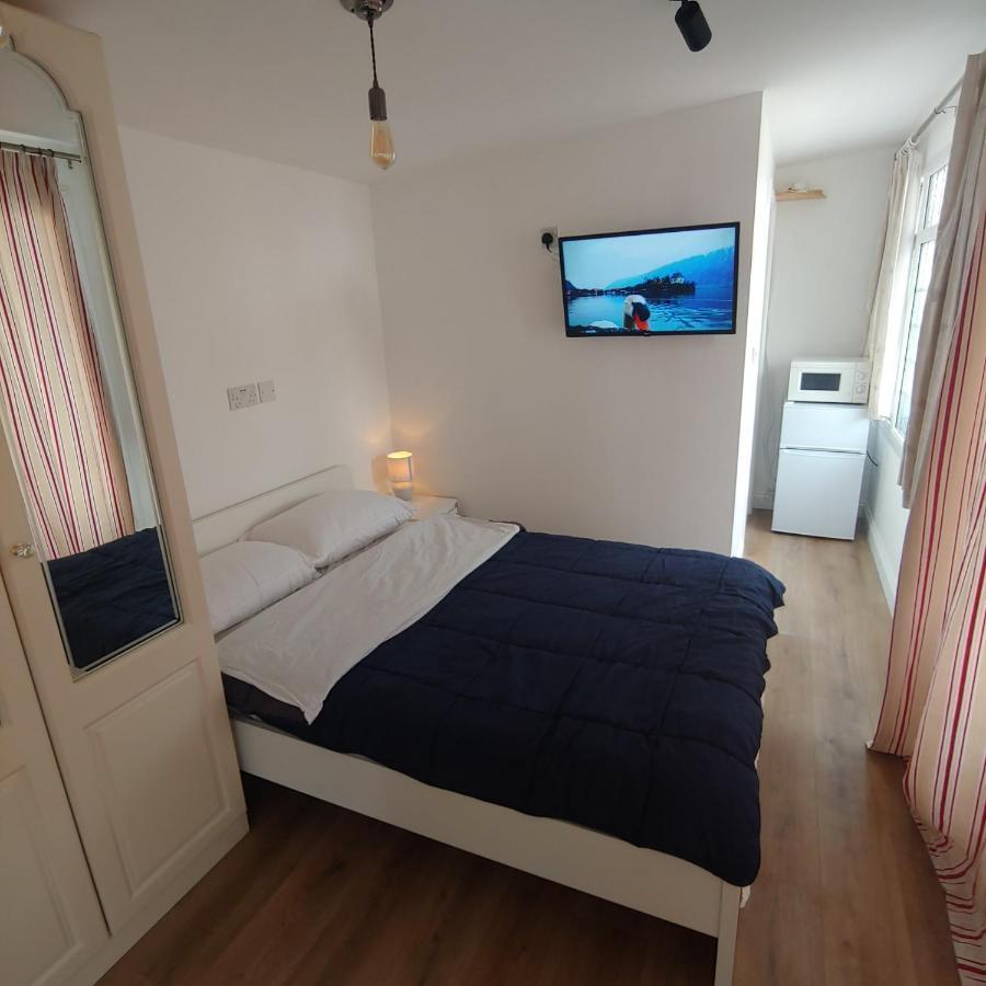 Self Contained, Double Bed Studio, Private Kitchen, Private Bath, Walking Distance To Harry Potter Watford  Zewnętrze zdjęcie