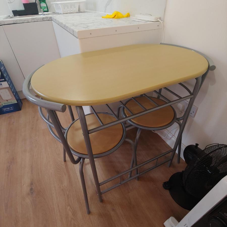Self Contained, Double Bed Studio, Private Kitchen, Private Bath, Walking Distance To Harry Potter Watford  Zewnętrze zdjęcie