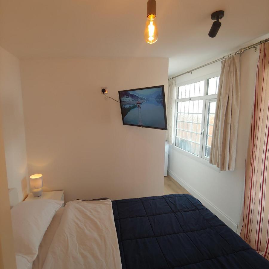 Self Contained, Double Bed Studio, Private Kitchen, Private Bath, Walking Distance To Harry Potter Watford  Zewnętrze zdjęcie