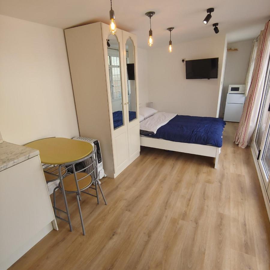 Self Contained, Double Bed Studio, Private Kitchen, Private Bath, Walking Distance To Harry Potter Watford  Zewnętrze zdjęcie