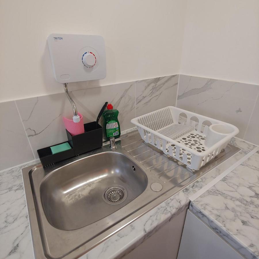 Self Contained, Double Bed Studio, Private Kitchen, Private Bath, Walking Distance To Harry Potter Watford  Zewnętrze zdjęcie