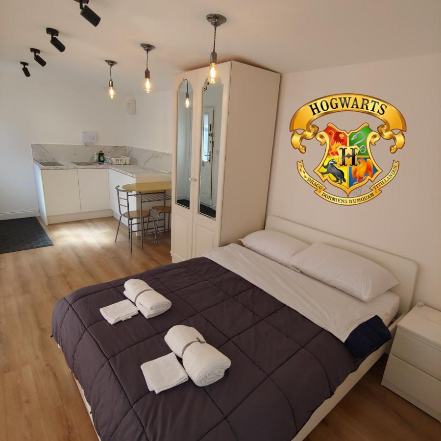Self Contained, Double Bed Studio, Private Kitchen, Private Bath, Walking Distance To Harry Potter Watford  Zewnętrze zdjęcie