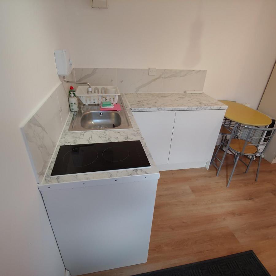 Self Contained, Double Bed Studio, Private Kitchen, Private Bath, Walking Distance To Harry Potter Watford  Zewnętrze zdjęcie
