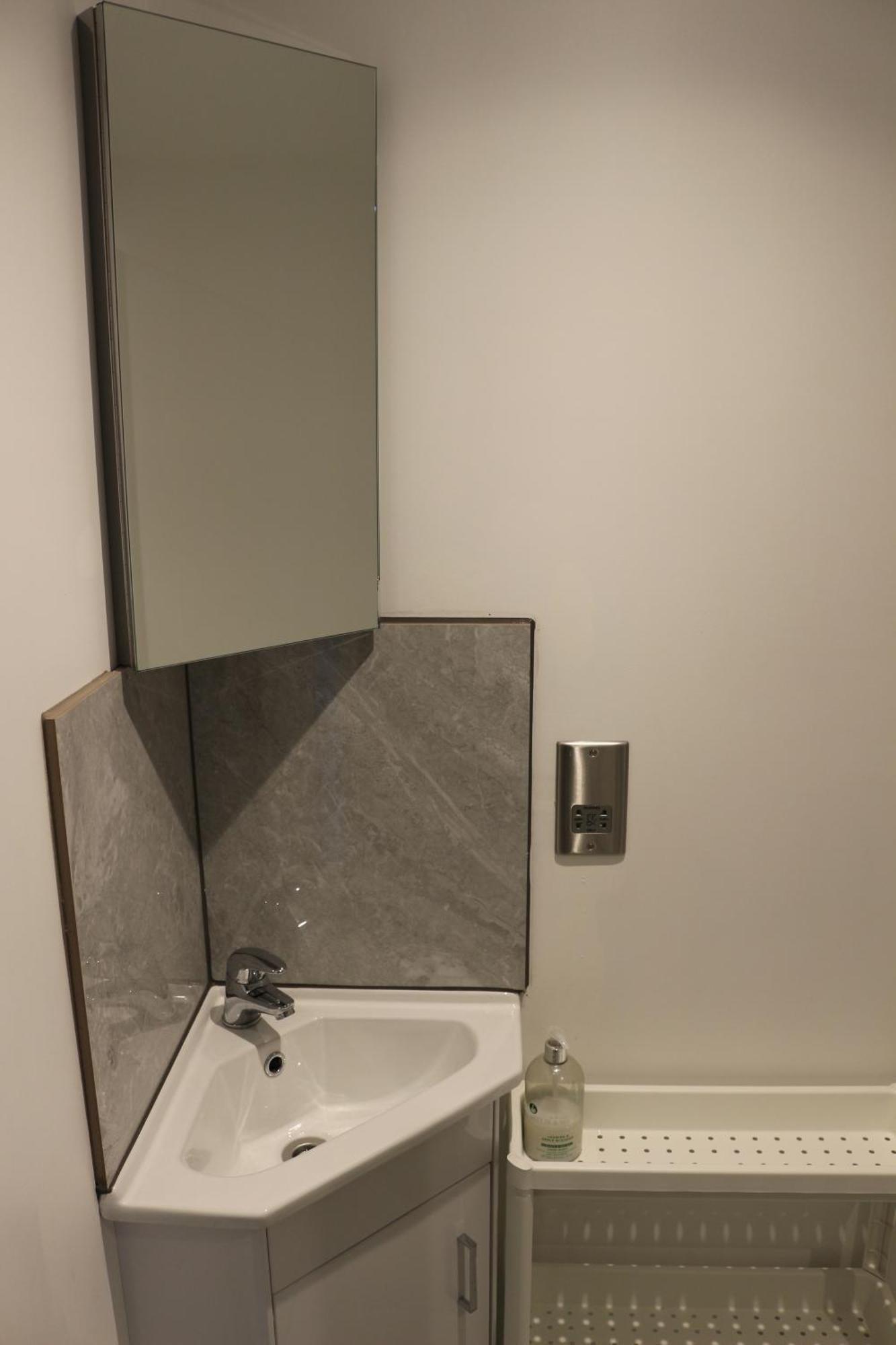 Self Contained, Double Bed Studio, Private Kitchen, Private Bath, Walking Distance To Harry Potter Watford  Zewnętrze zdjęcie