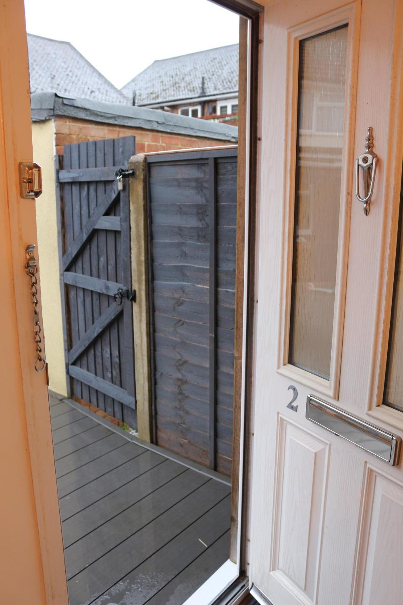 Self Contained, Double Bed Studio, Private Kitchen, Private Bath, Walking Distance To Harry Potter Watford  Zewnętrze zdjęcie