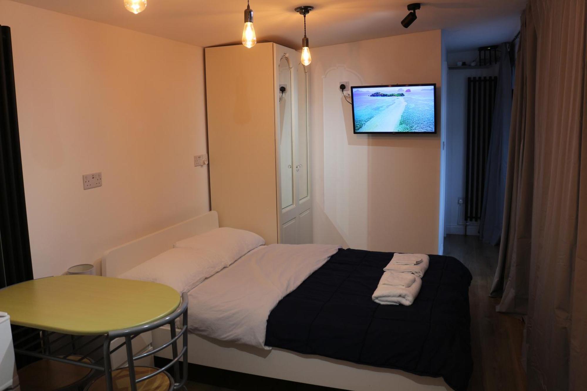 Self Contained, Double Bed Studio, Private Kitchen, Private Bath, Walking Distance To Harry Potter Watford  Zewnętrze zdjęcie