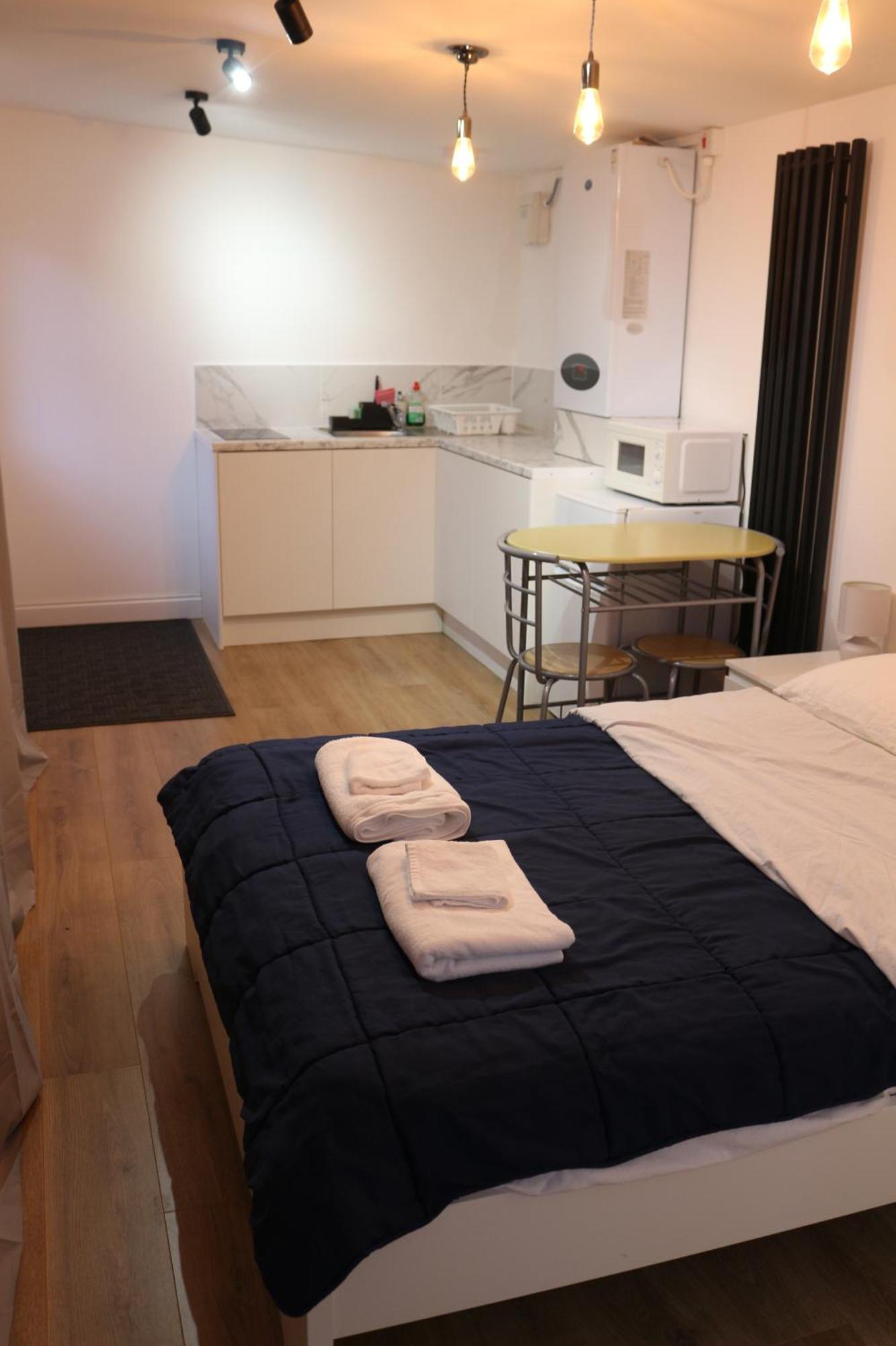 Self Contained, Double Bed Studio, Private Kitchen, Private Bath, Walking Distance To Harry Potter Watford  Zewnętrze zdjęcie